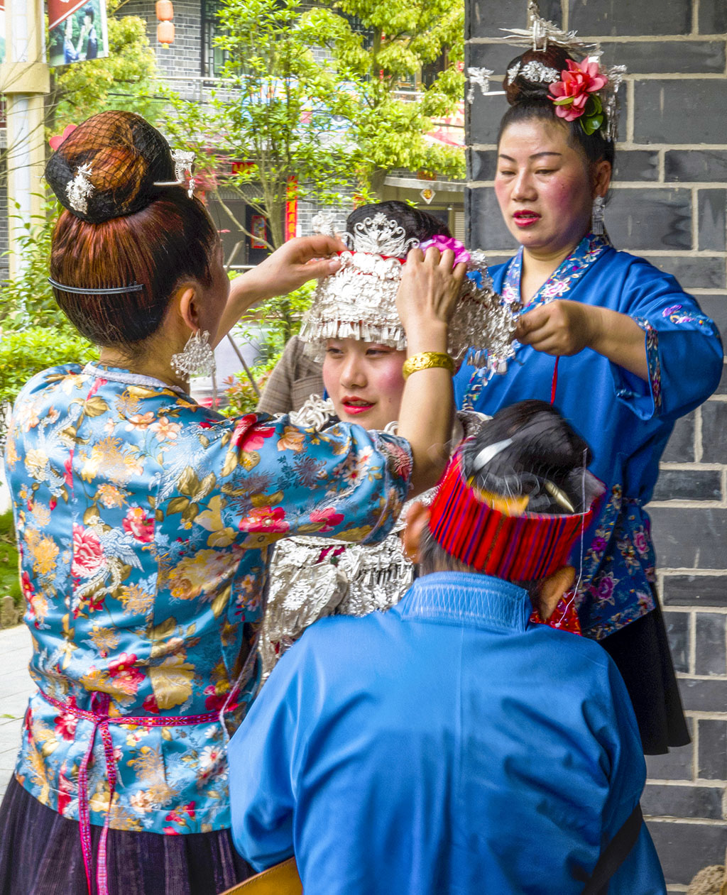 贵州台江苗族自治县欢庆姊妹节,苗家少女盛装中.