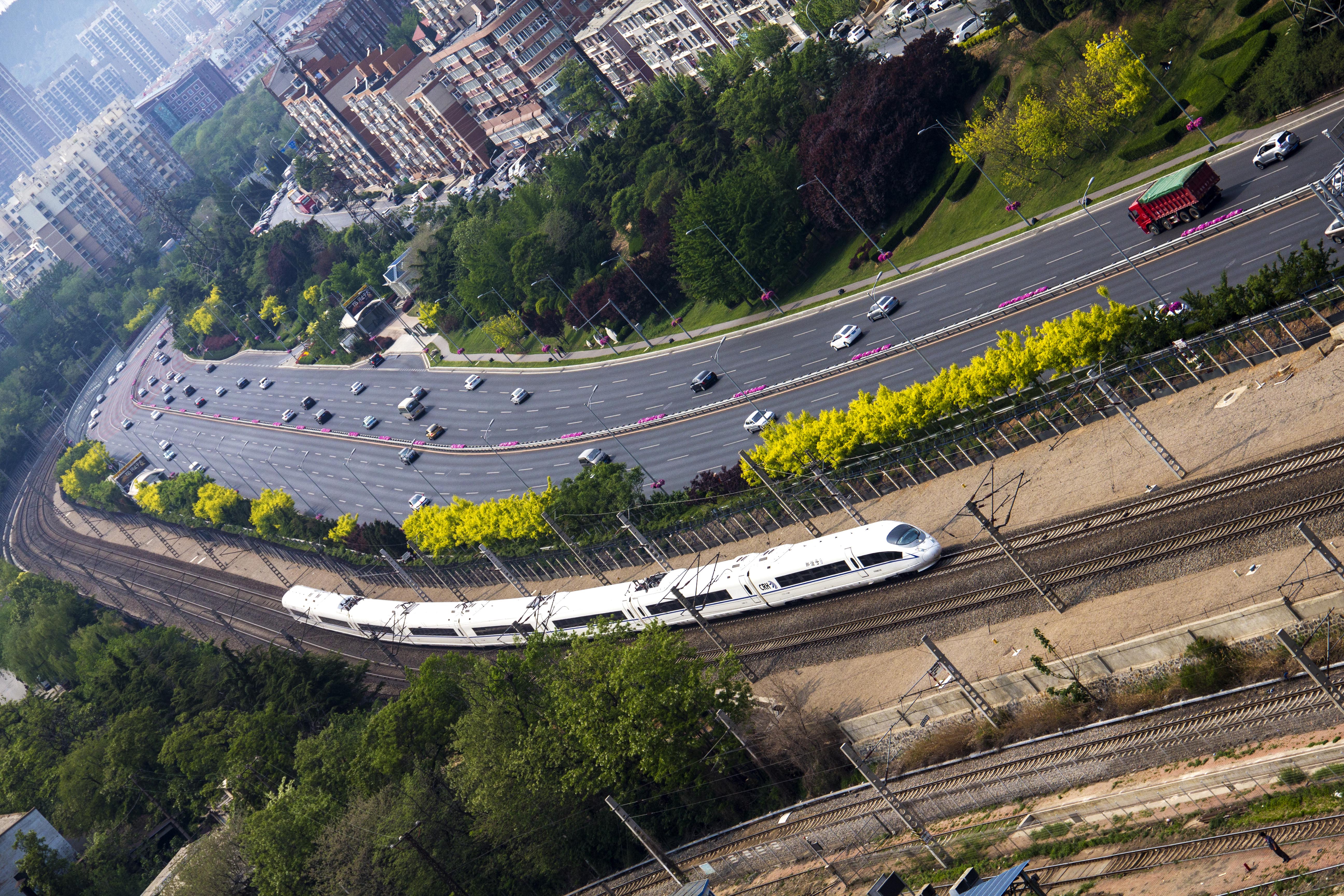 如今的高铁已在世界领先,为人们的出行提供了更加快捷安全方便的交通