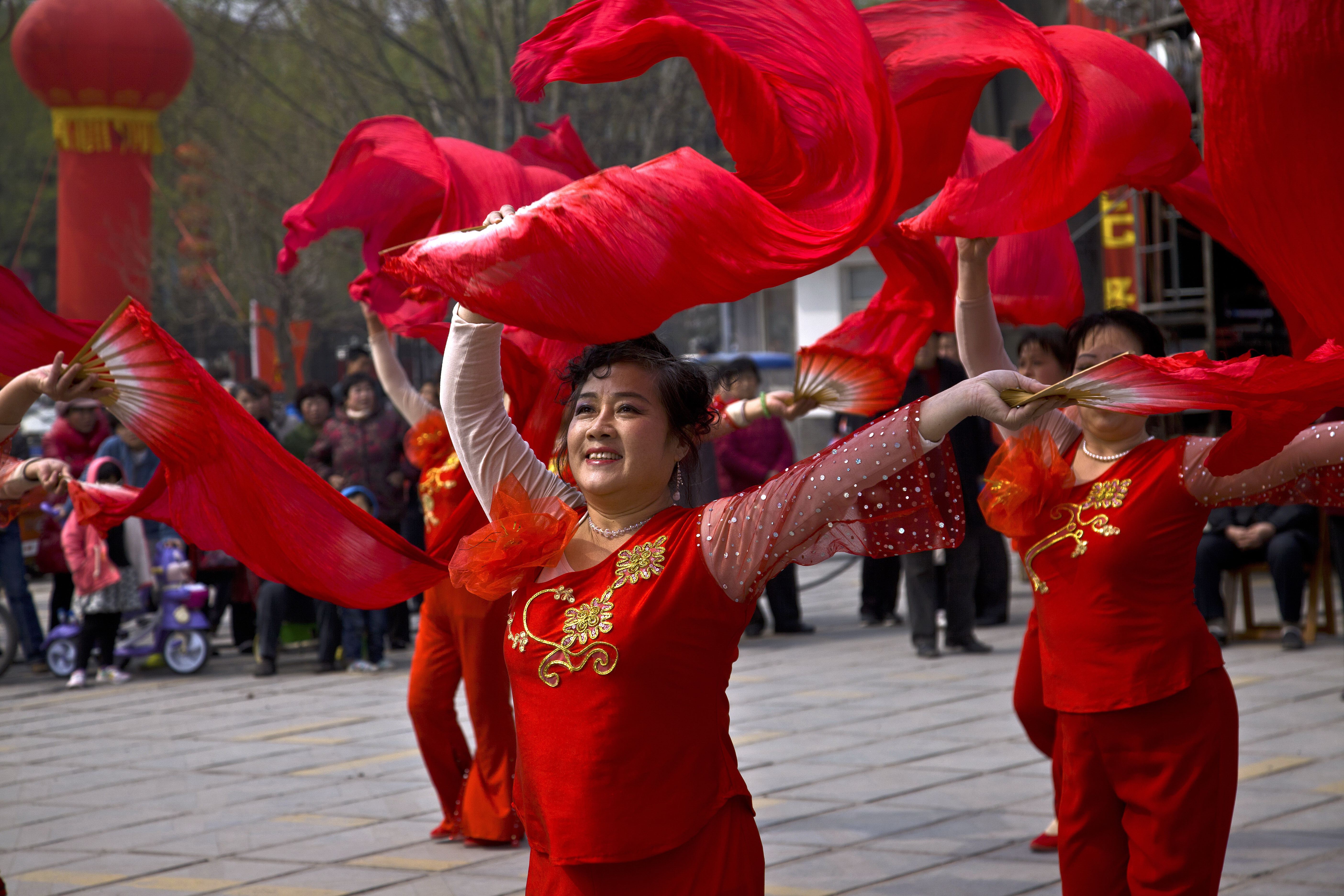 大红绸子漂起来