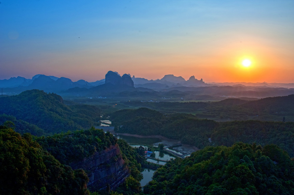 丹霞日出.2017年摄于丹霞山.