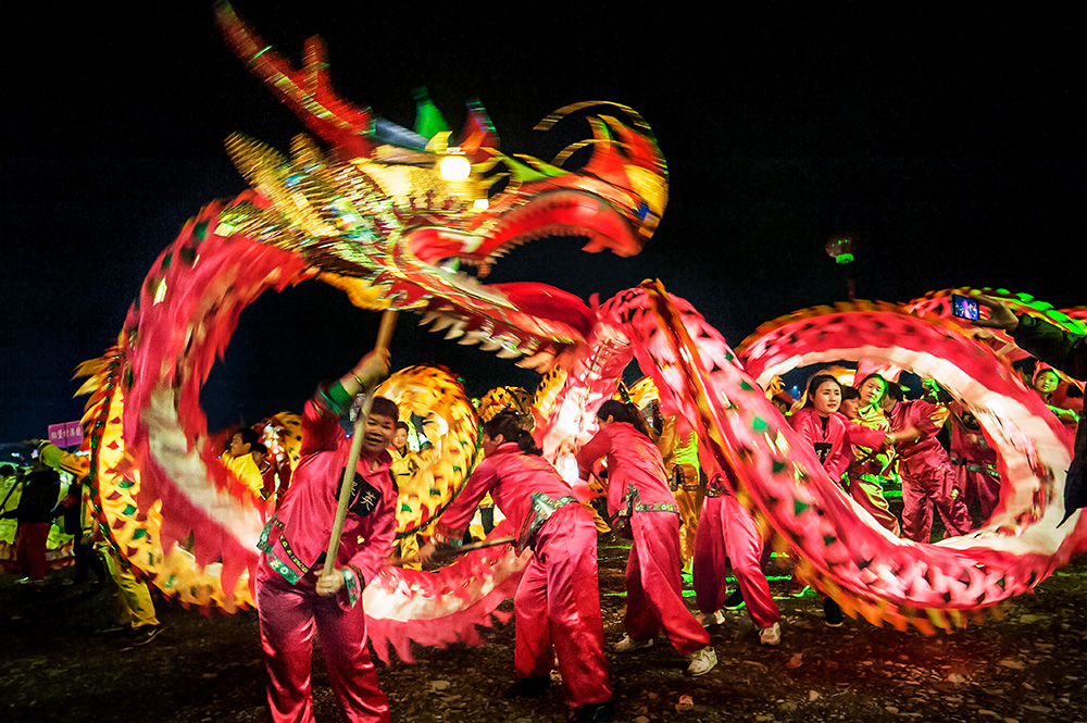 《我们村的舞龙队》-"我和我的祖国"摄影类征稿区-大众摄影网