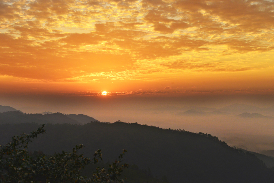 山乡日出 2014年11月24曰龙汉春摄于韶关南雄坪田镇将军寨