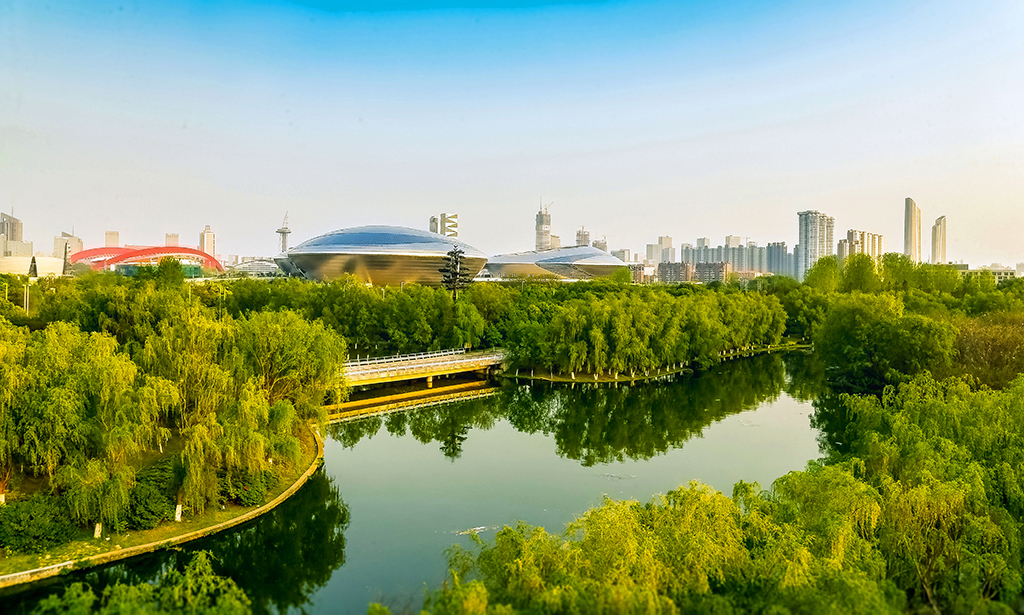 2017年4月15日,南京建邺区河西新城山水与城市相互交融风光.