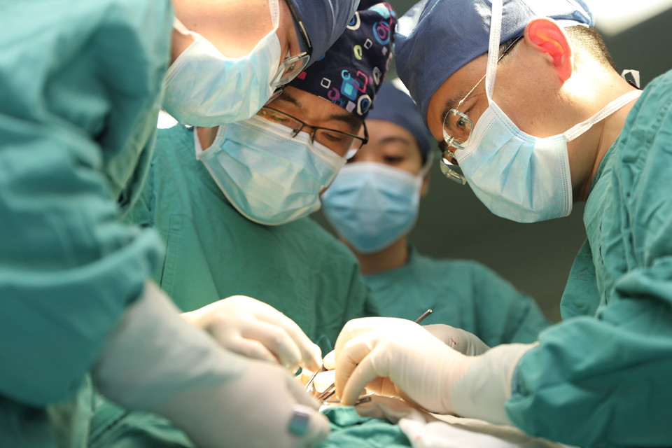 24 9:45 复旦大学附属金山医院手术室 上海长征医院曲乐丰教授对一例.