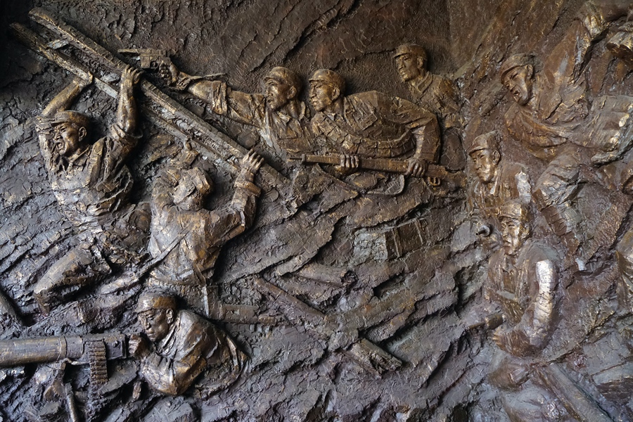 千里跃进大别山浮雕