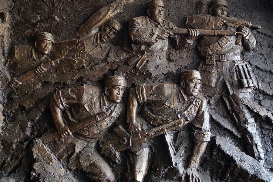 千里跃进大别山浮雕