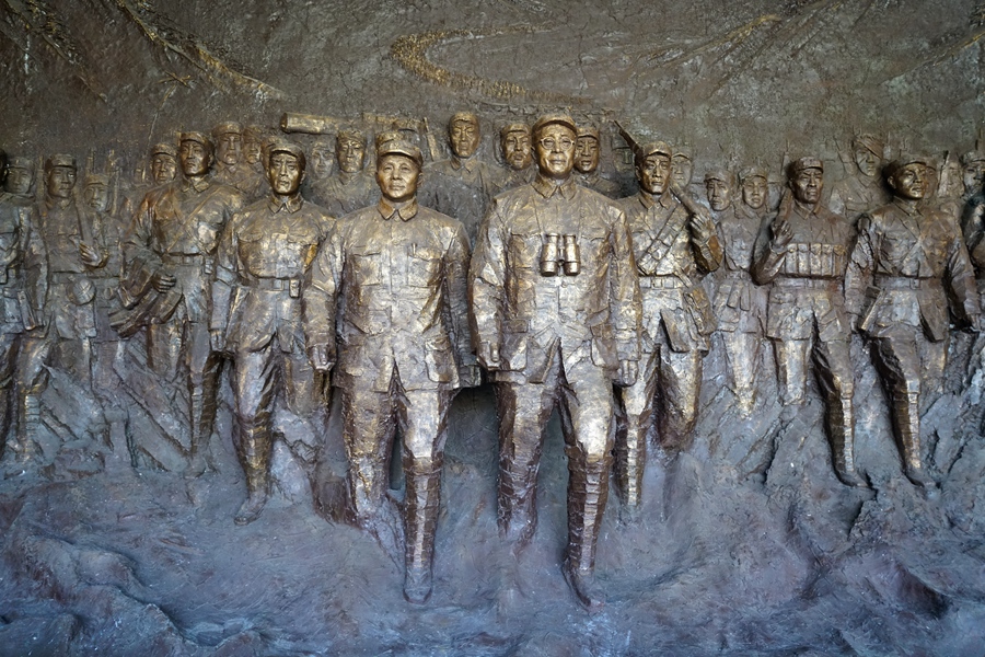 千里跃进大别山浮雕