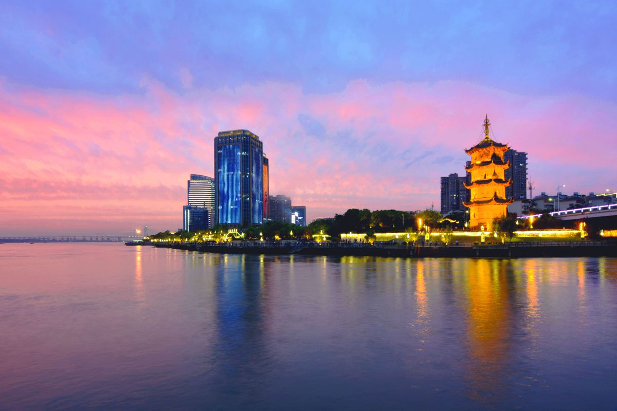 这是我拍的芜湖滨江公园火烧云与夜景景观灯景色