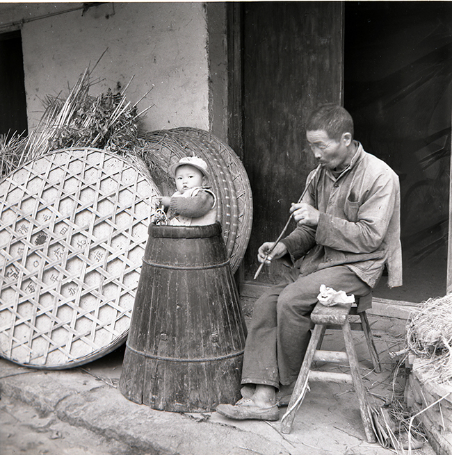 组3:1990年12月摄于桐乡原虎哨乡李介坝村,一老农在家门口吸潮烟带管