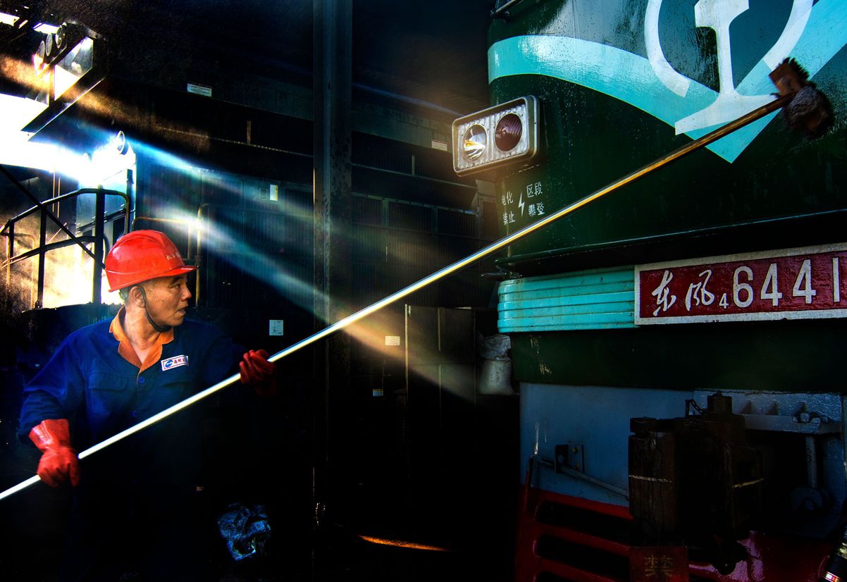 这是我拍的我单位同事在干活时一张洗车子照片,我是早上拍的