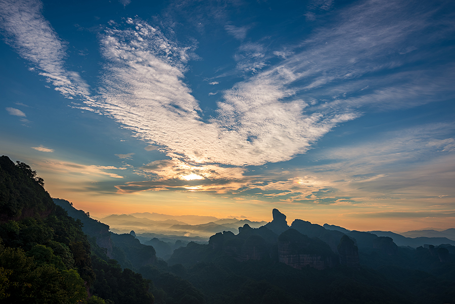日出时分的长老峰,祥云化身凤凰飞临长老峰上空,太阳宛如凤凰抱着的