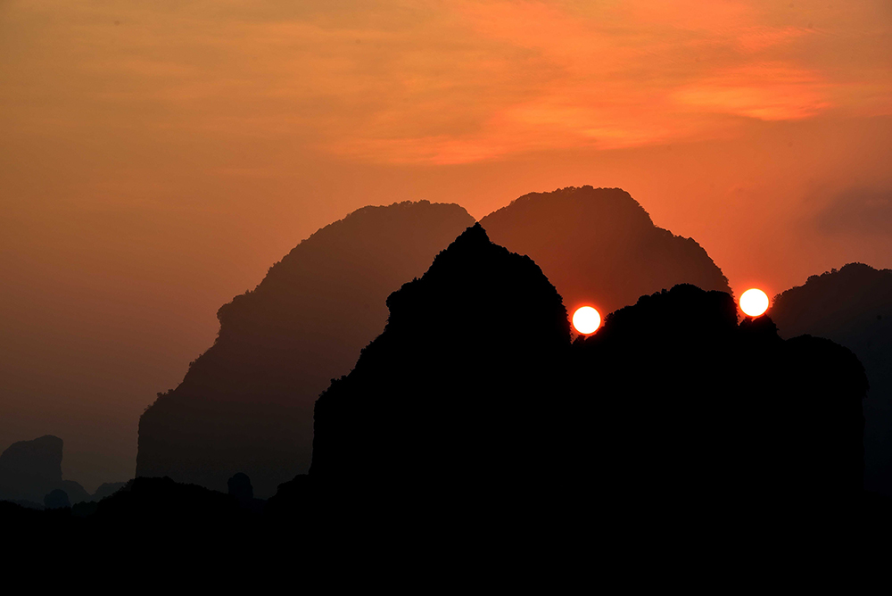 夕阳映照姐妹山