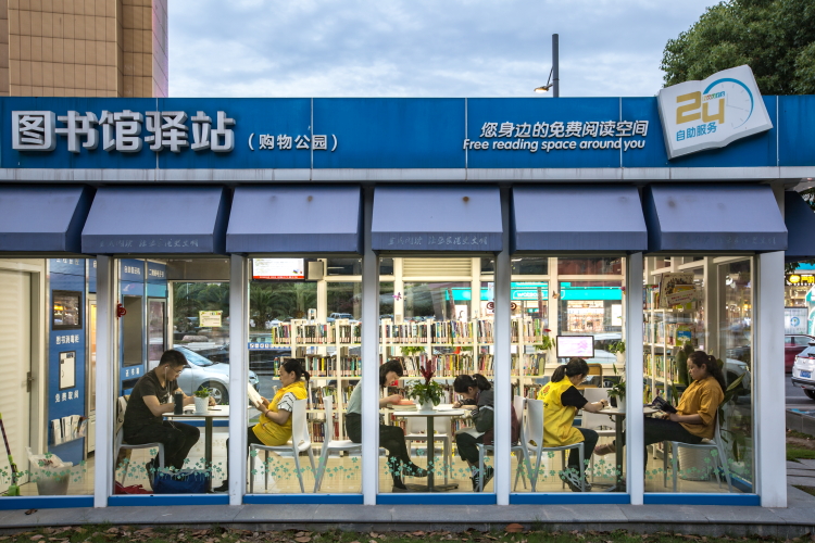 图书馆驿站,目前在张家港市已有数十家,这是公共文化服务的一种延伸