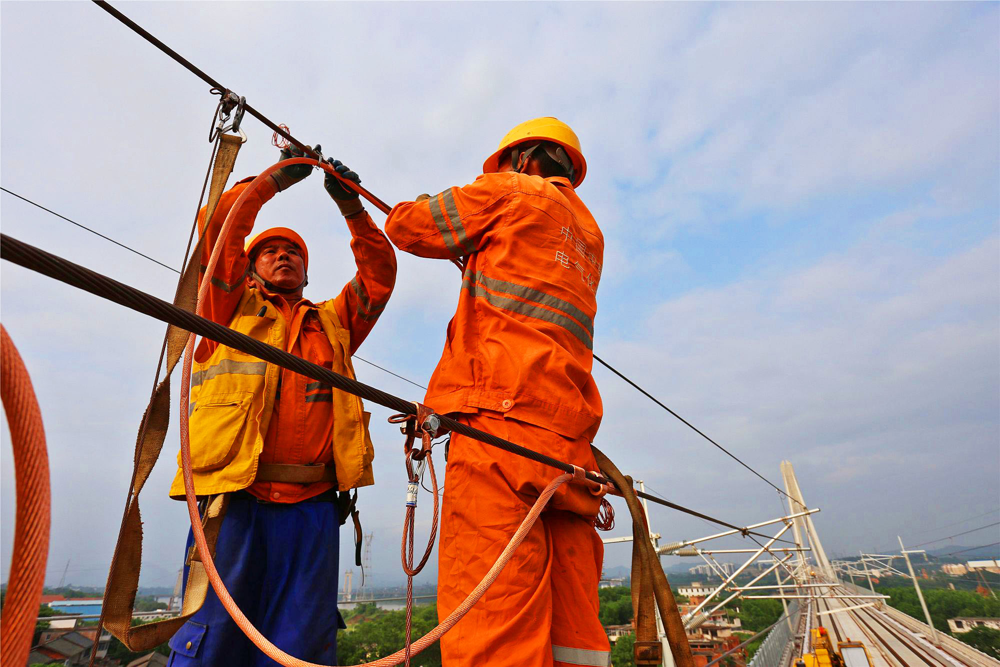 5,江西省赣州市,昌赣高铁赣州赣江特大桥开始接触网施工,工人在作业
