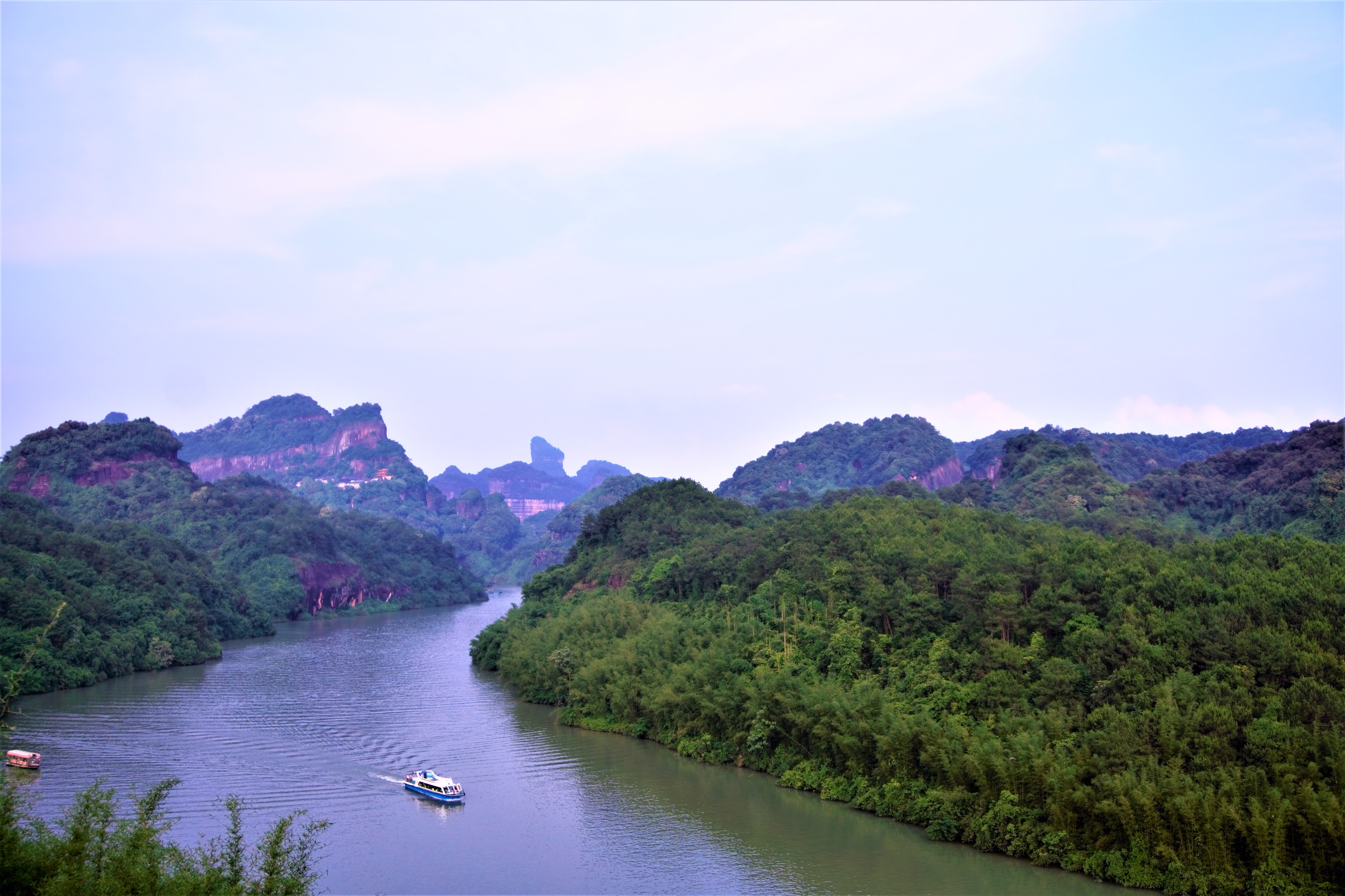 《醉美水上丹霞》