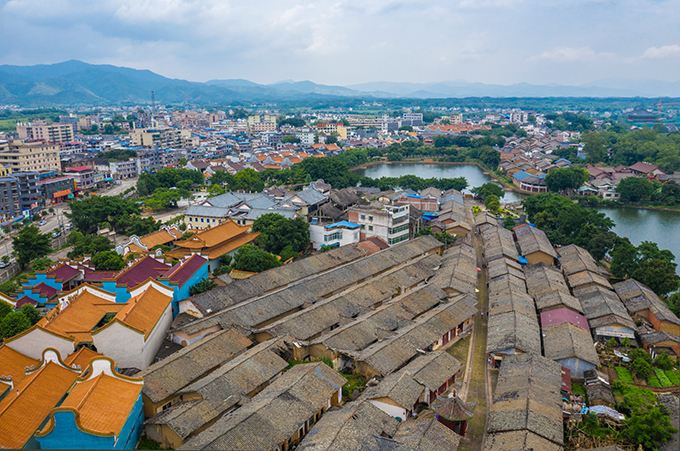 古巷老街与新建的各姓氏宗祠交融一起,与远处的珠玑镇一起形成美丽