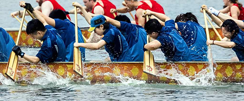 2016年6月9日,端午节在南京莫愁湖公园举办的划龙舟赛,运动员在比赛中
