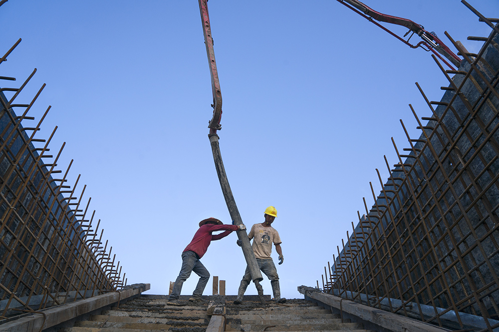 《工地一角》工地浇灌水泥的工人.2018.5.10.