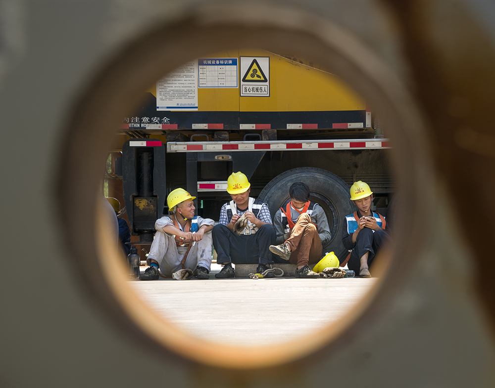 《小憩》工地工人中午一般在工地休息,聊天,看手机,午休就是他们的