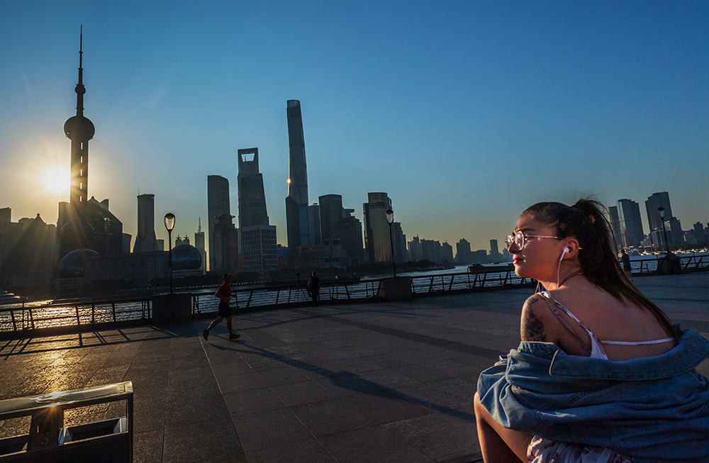 早晨 浦东,一位外国游客,早早的坐在外滩,静静的欣赏浦东的风光.