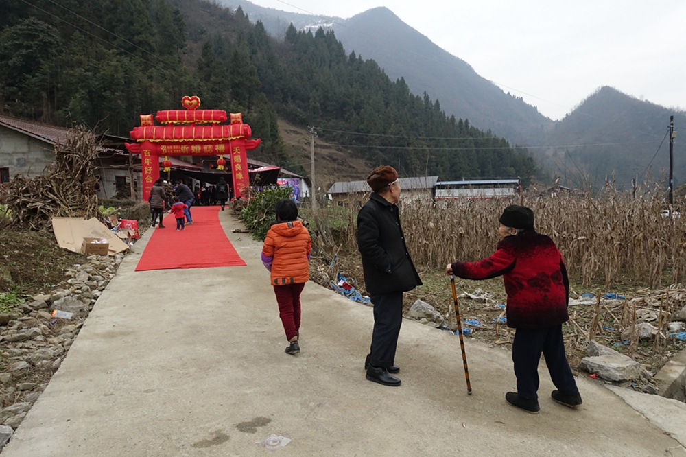 山村喜事之搭台迎亲(自打村村通道路建成后,方便了村民的出行,生活