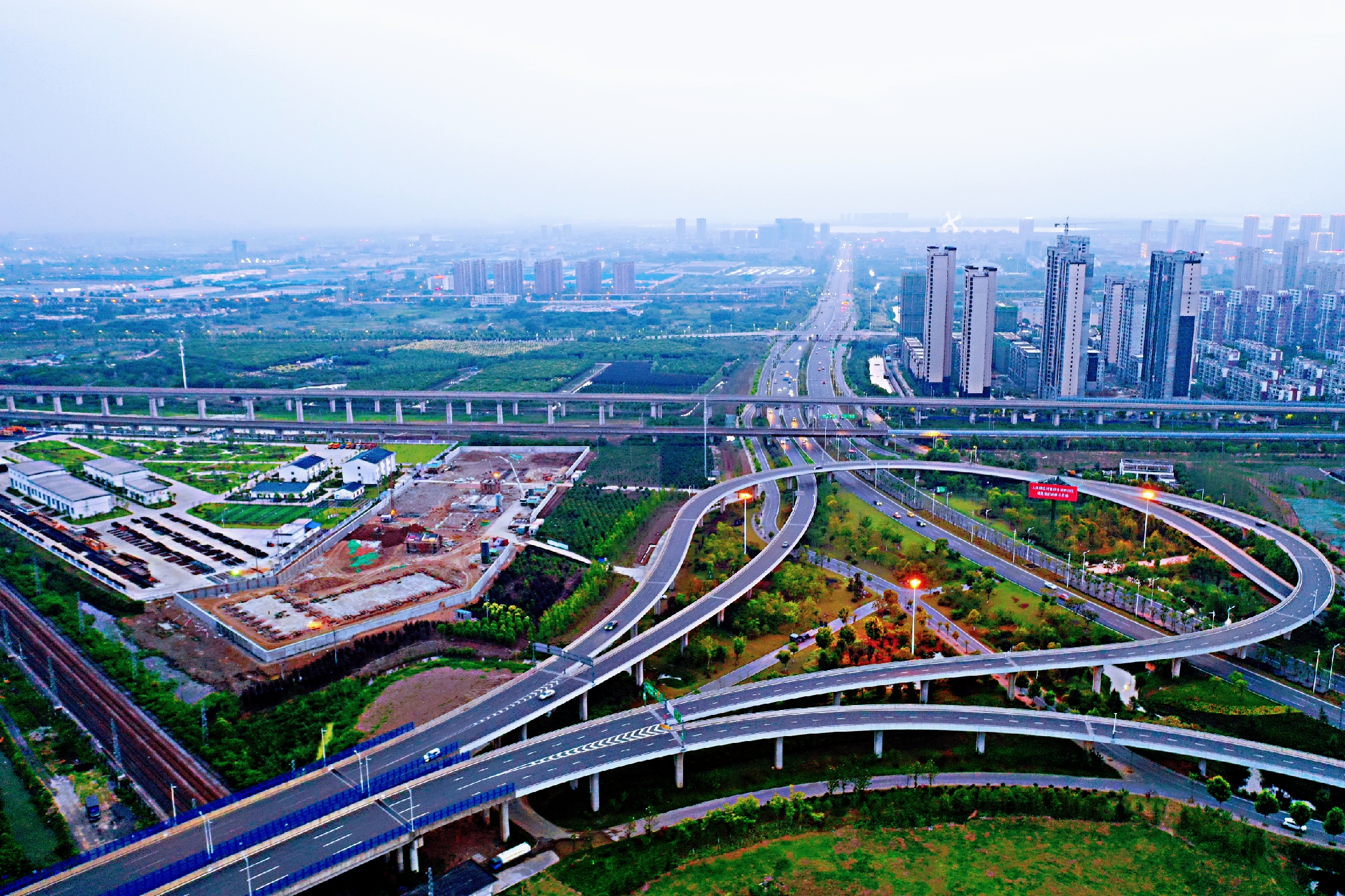 安徽芜湖:"马饮立交"美姿