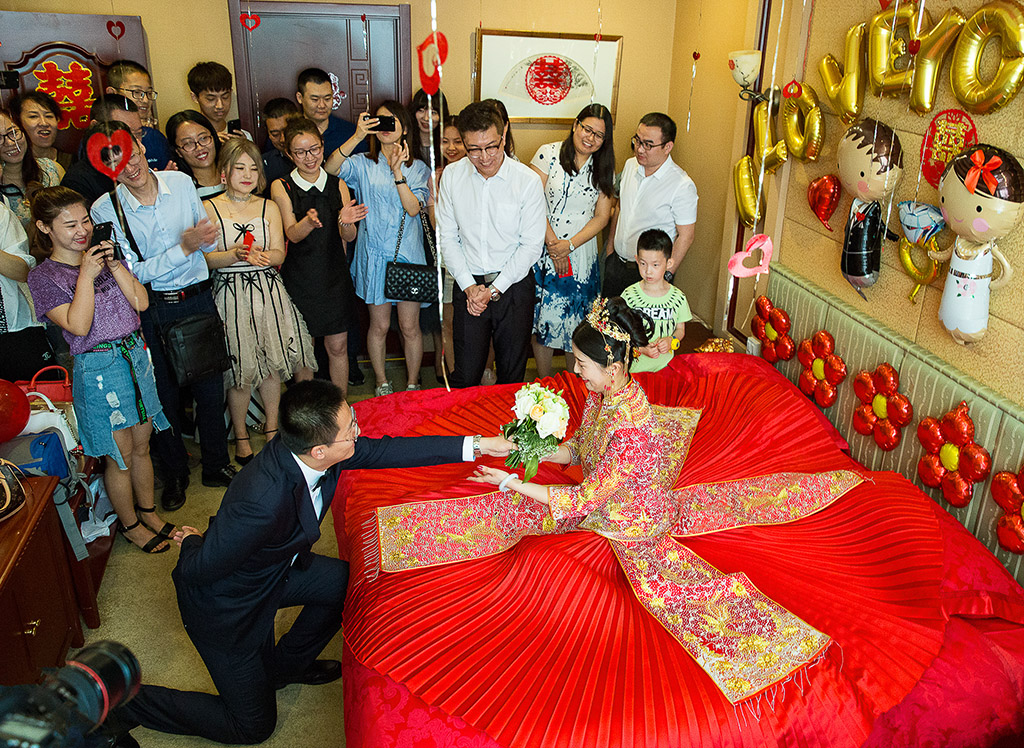 黑龙江省哈尔滨市,改革开放四十年来,人们的结婚仪式,嫁妆及服饰等都