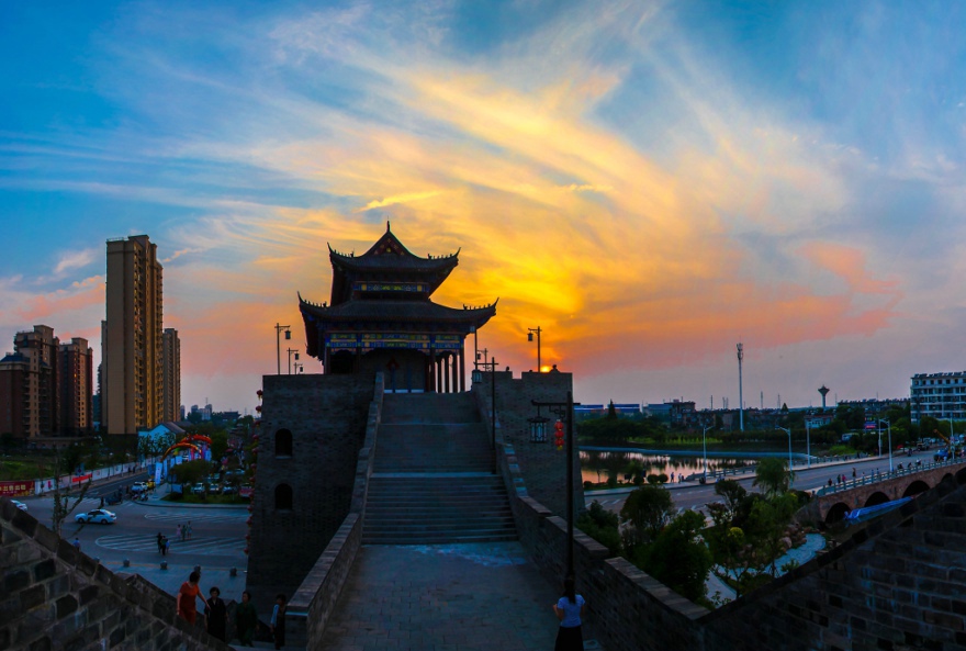 06.08摄于当涂太平府古城楼,傍晚的晚霞映在古城上,十分壮观美丽! .