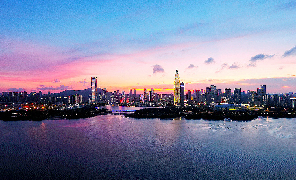 夕阳下,深圳南山的风光非常美丽壮观!