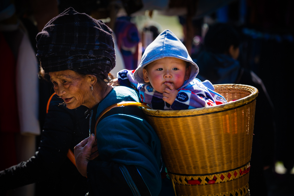 集市上的背篓娃
