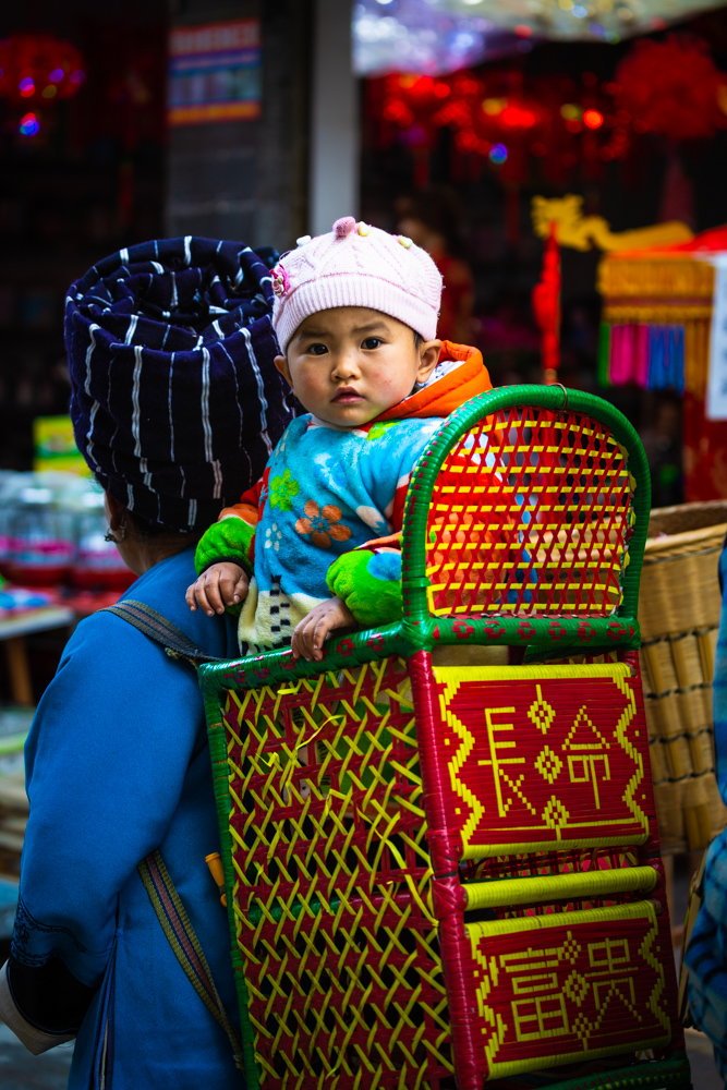 集市上的背篓娃