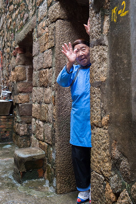 离开她家时,何奶奶与我们挥手道别.