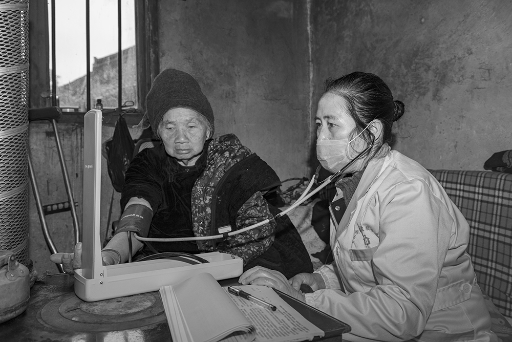 《行走在苗乡的乡村医生》