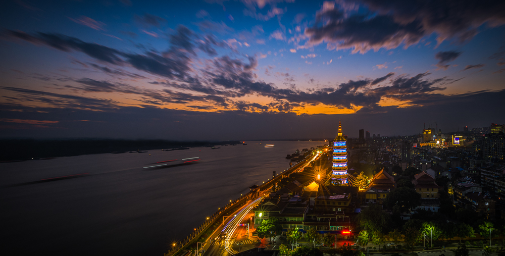 傅建军于2017年10月25日拍摄于安徽省安庆市振风塔畔,振风塔,坐落于