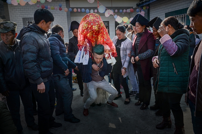 舅舅背新娘出门.