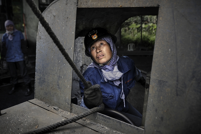 图1,女电车司机:女司机在驾驶煤矿专用电机车,最多可以拉30多节矿车