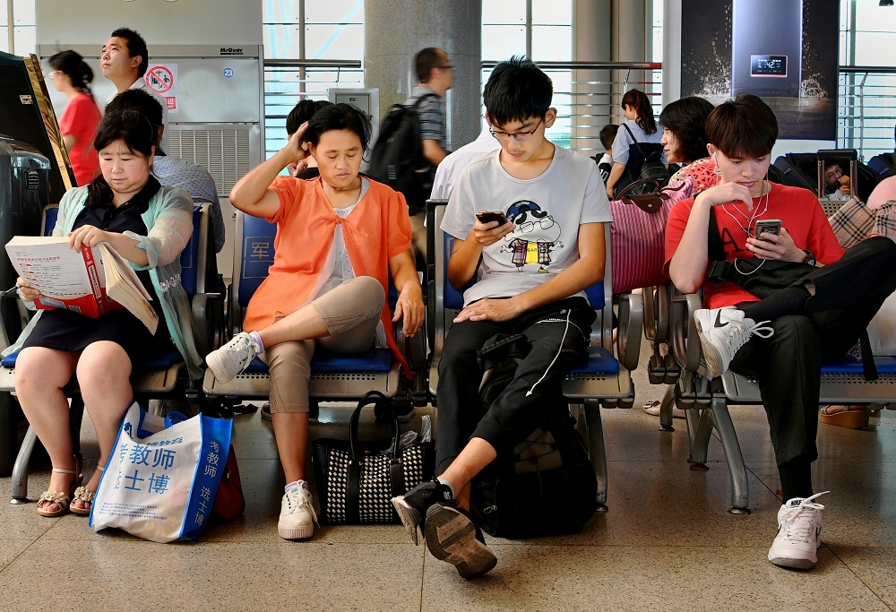 王绍江-13964578789-《各忙各的》-2018年7月7日拍摄于山东潍坊车站.