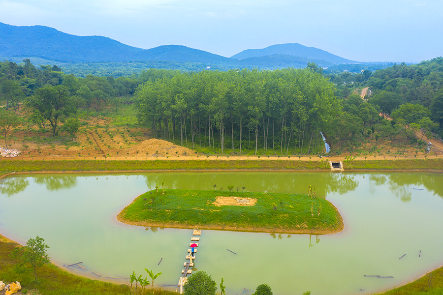 《半月湖畔》(半月湖)