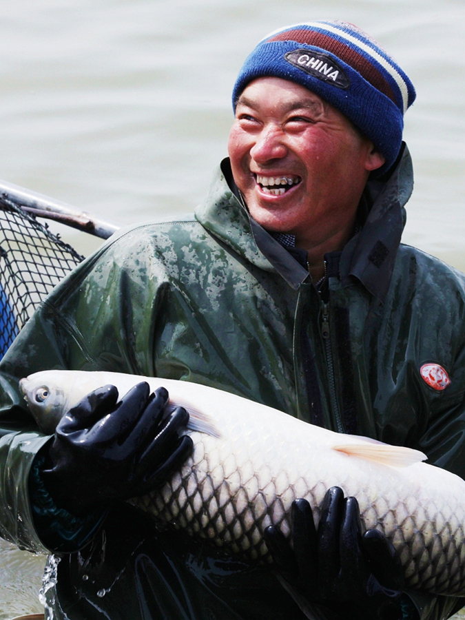 手捧大鱼,渔民脸上笑开了花.