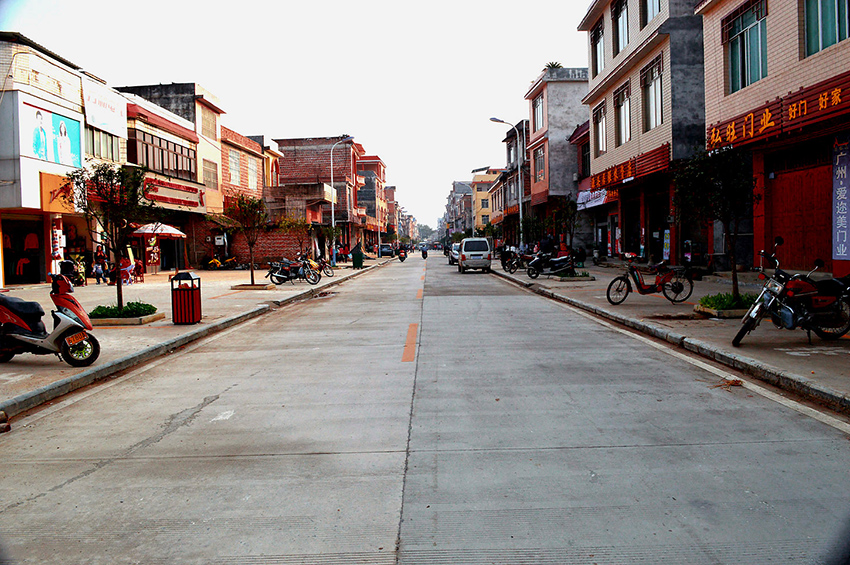 镇街道焕然一新(组照4幅)   广西平乐县源头镇是边远山区的一个小镇