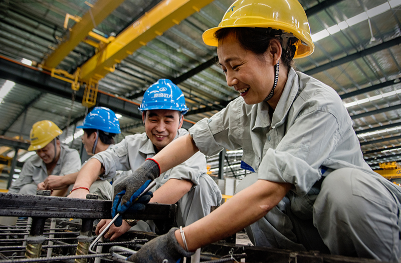作品为苏州嘉盛远大建筑工业有限公司的员工们在车间里努力工作的场景