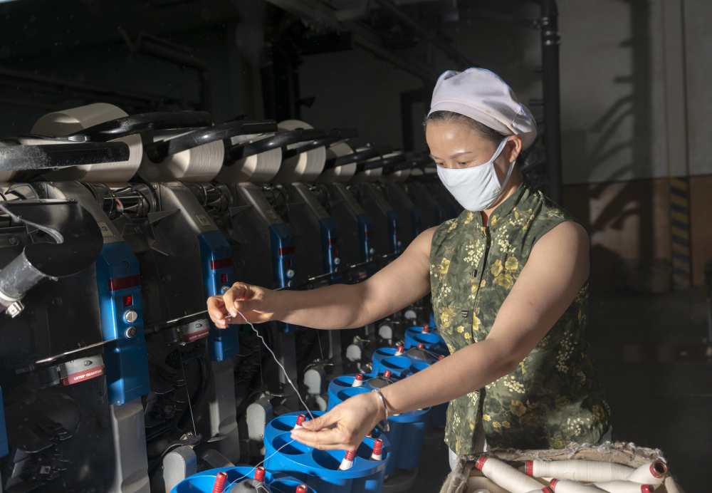 《劳模纺纱工》组照