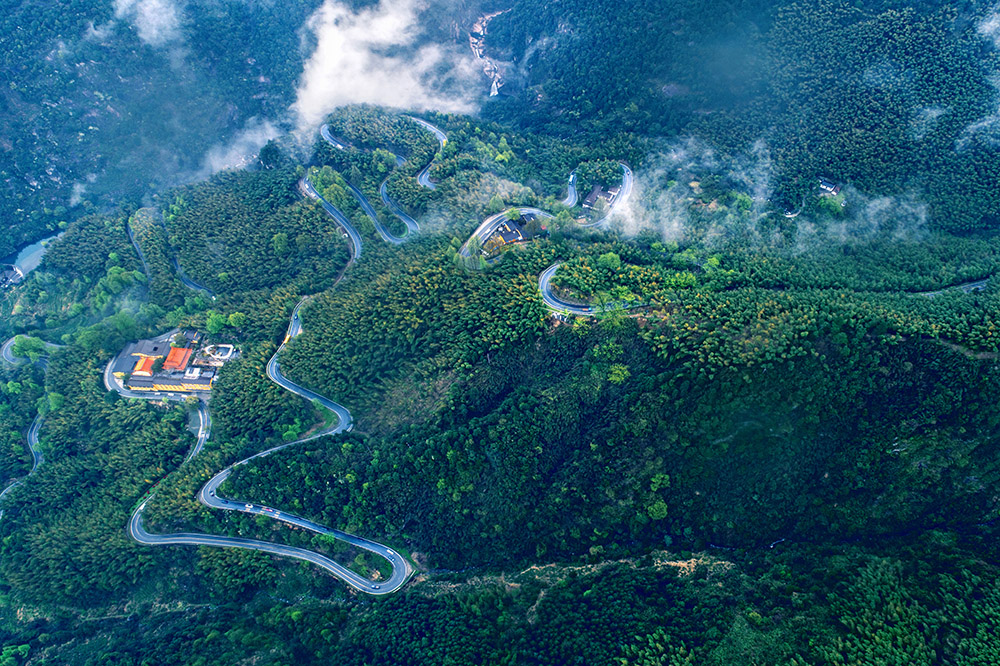 有"佛国仙径"之美誉的九华山盘山公路