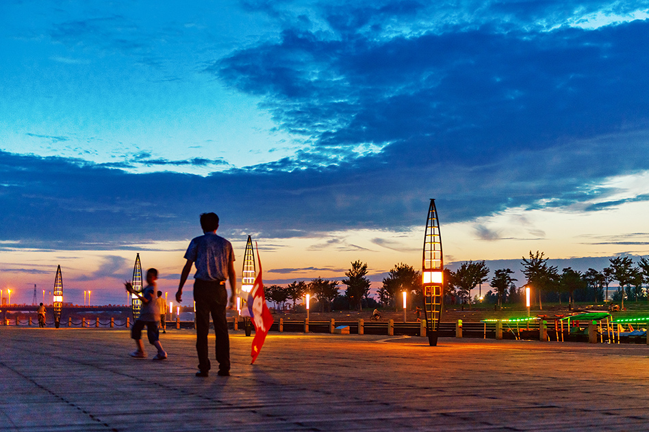 夜幕下的节庆广场