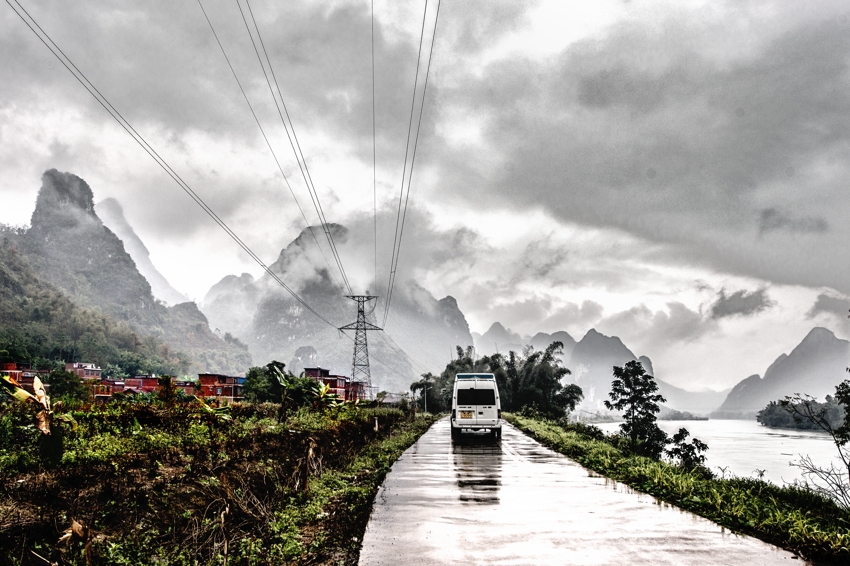 《风雨无阻扶贫忙》——组照