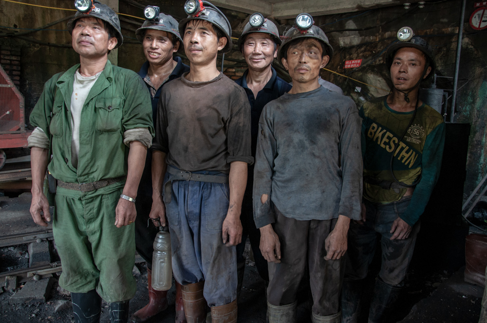 2014年6月,刚刚出井的煤矿工人.