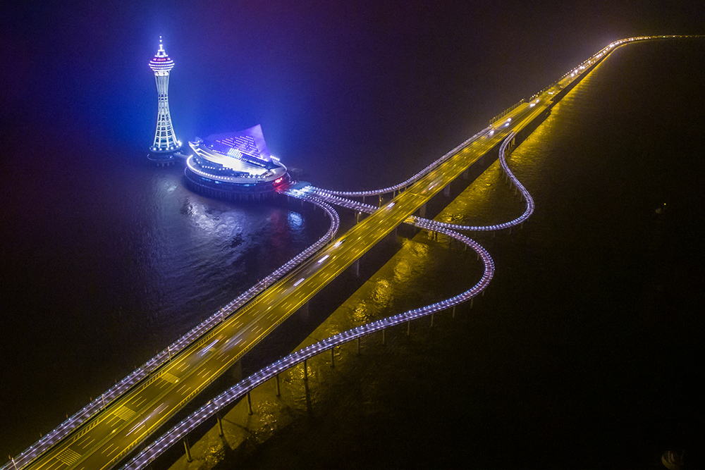 月  地点:宁波  说明:夜色中的杭州湾跨海大桥及其海中平台"海天一洲"