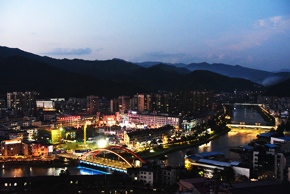 《熊城夜景》(2019年6月19日摄于政和城关)