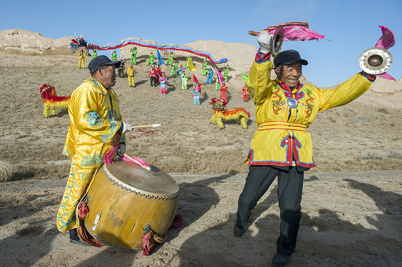村民们敲锣打鼓喜迎丰收