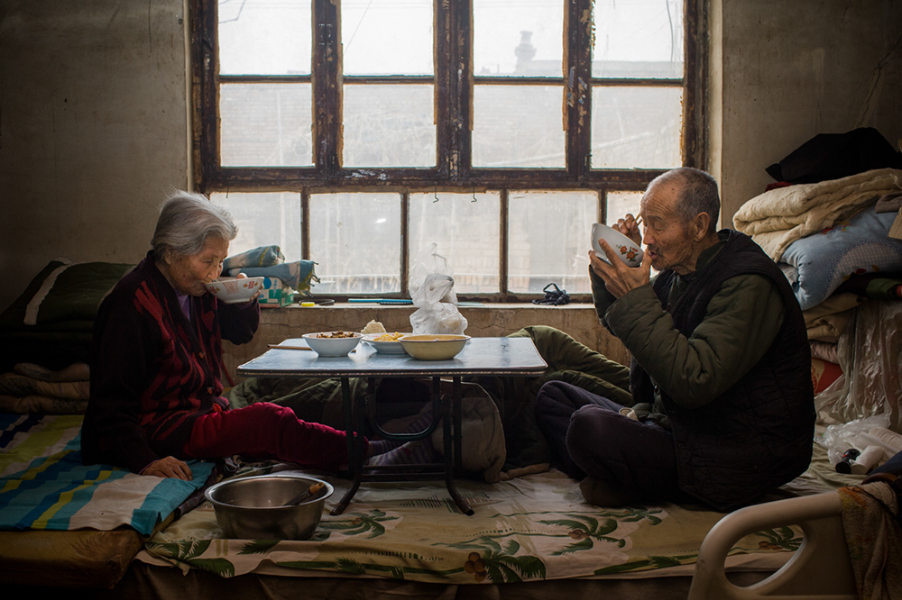 于会来老俩口,一个86岁,一个85岁,由4个儿子轮流送饭,在北方的冬季